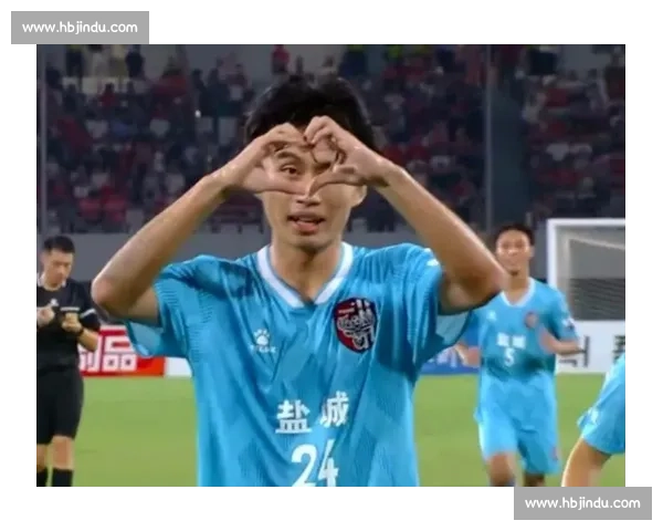 李瑞龙中圈吊射锁定胜局：看准门将站位，复刻小贝神迹